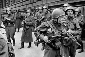 لماذا لم يقم جيش جمهورية ألمانيا الديمقراطية بغزو تشيكوسلوفاكيا مع الدول "الشقيقة" الأخرى؟