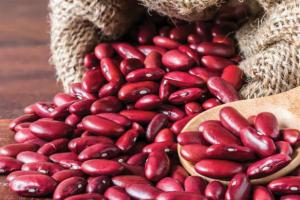 Chutné recepty na přípravu zimních fazolí: jak uchovat saláty z červených fazolí na zimu