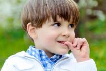 Dítě si kouše nehty - co dělat?