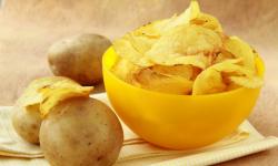 How to make potato and cornmeal chips at home?