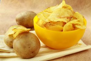 How to make chips at home from potatoes and corn flour?