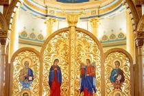 Proč kostel potřebuje ikonostas a závěs nad královskými dveřmi?